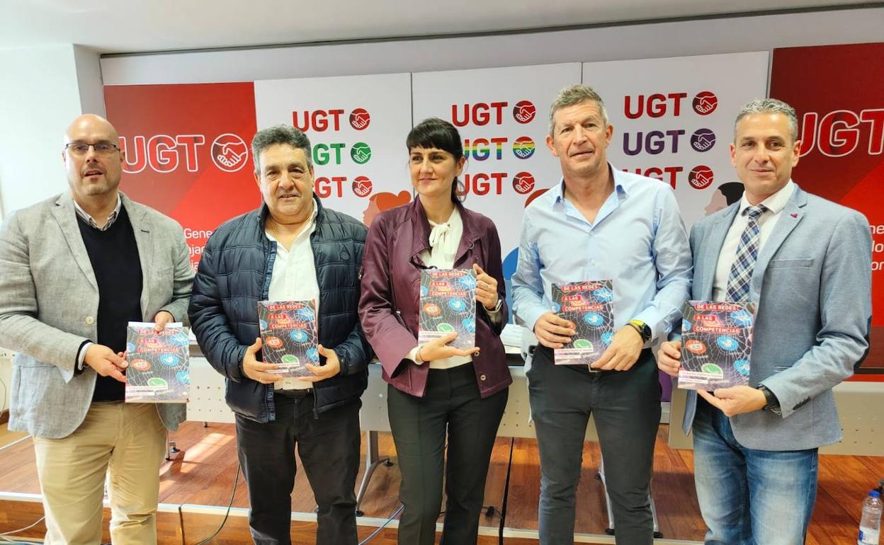 María González Veracruz, con dirigentes de UGT durante la presentación del estudio. 