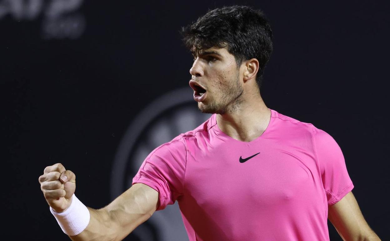 Carlos Alcaraz veció a Mateus Alves en Río de Janeiro.