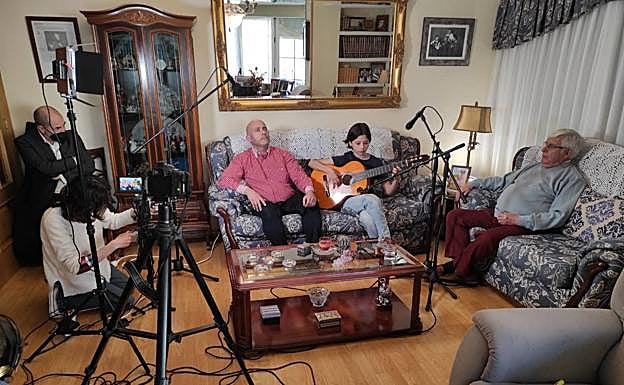 Antonio Parra (izq.) sigue el cante que interpreta Curro Piñana, al que acompaña su sobrino al toque. 