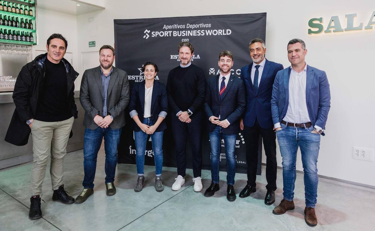Ana Carrasco y Miguel Ángel Ferrer 'Mista' (centro), en el encuentro.