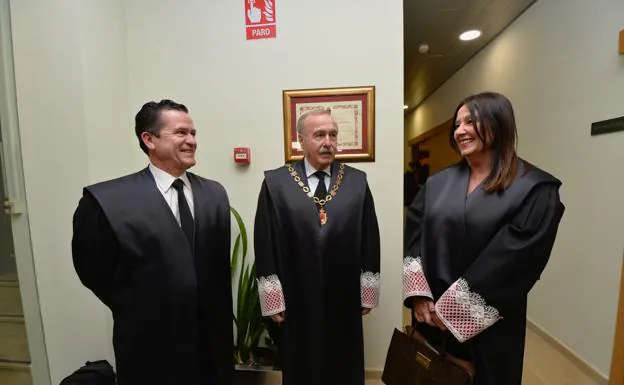 Salvador Pérez Alcaraz, Antonio Gómez Fayrén and Blanca Soro, yesterday at the headquarters of the Legal Council of the Region of Murcia.