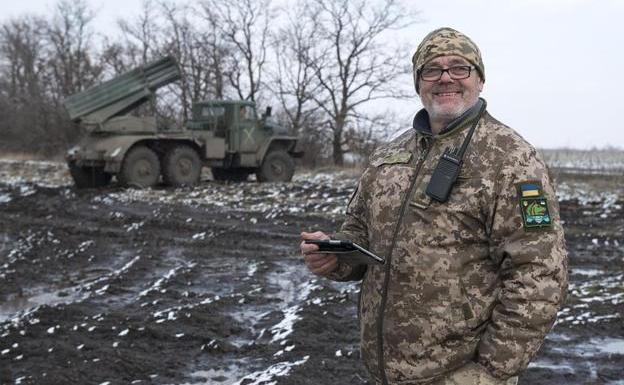 El mayor Mukola Tymchyshyn, con su tableta, confía en la llegada de los tanques Leopard y Abrams.