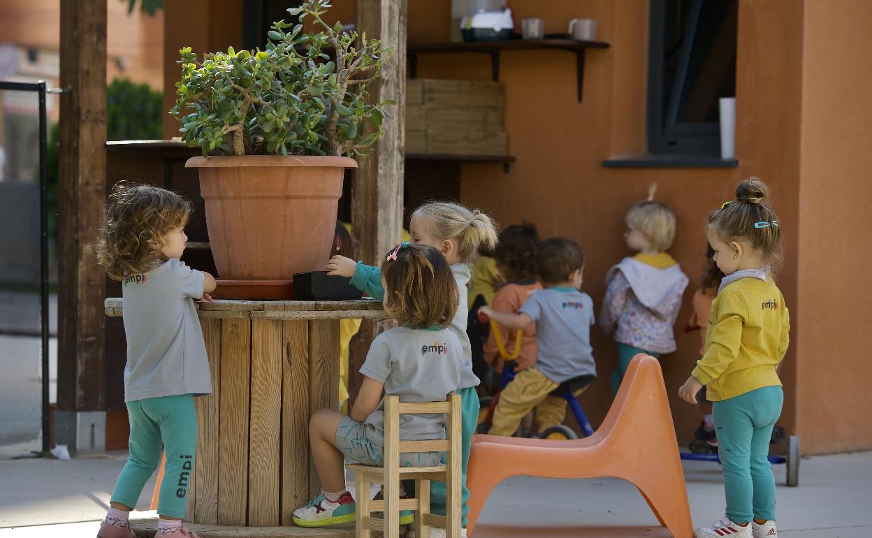 Niños jugando en la guarderia escuela infantil EMPI de Murcia, en una imagen de archivo