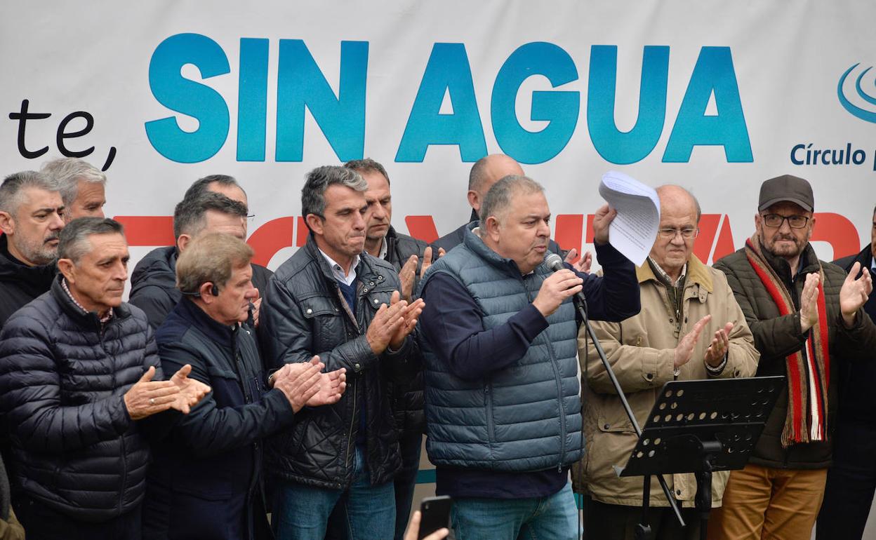 Lucas Jiménez se dirige a los manifestantes delante de la sede del Ministerio, el pasado 11 de enero. 