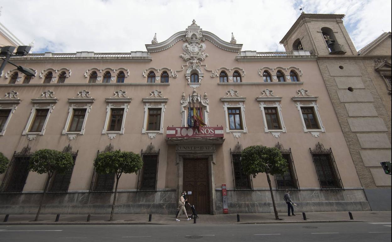 FAchada de la Facultad de Derecho, en una imagen de archivo.