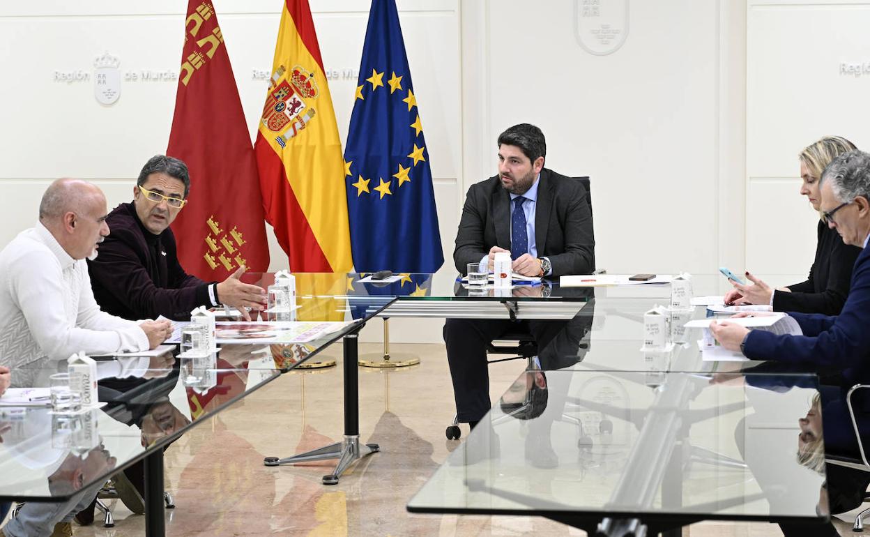 López Miras se reune con el presidente de la Federación Española de Enfermedades Raras (Feder), Juan Carrión.