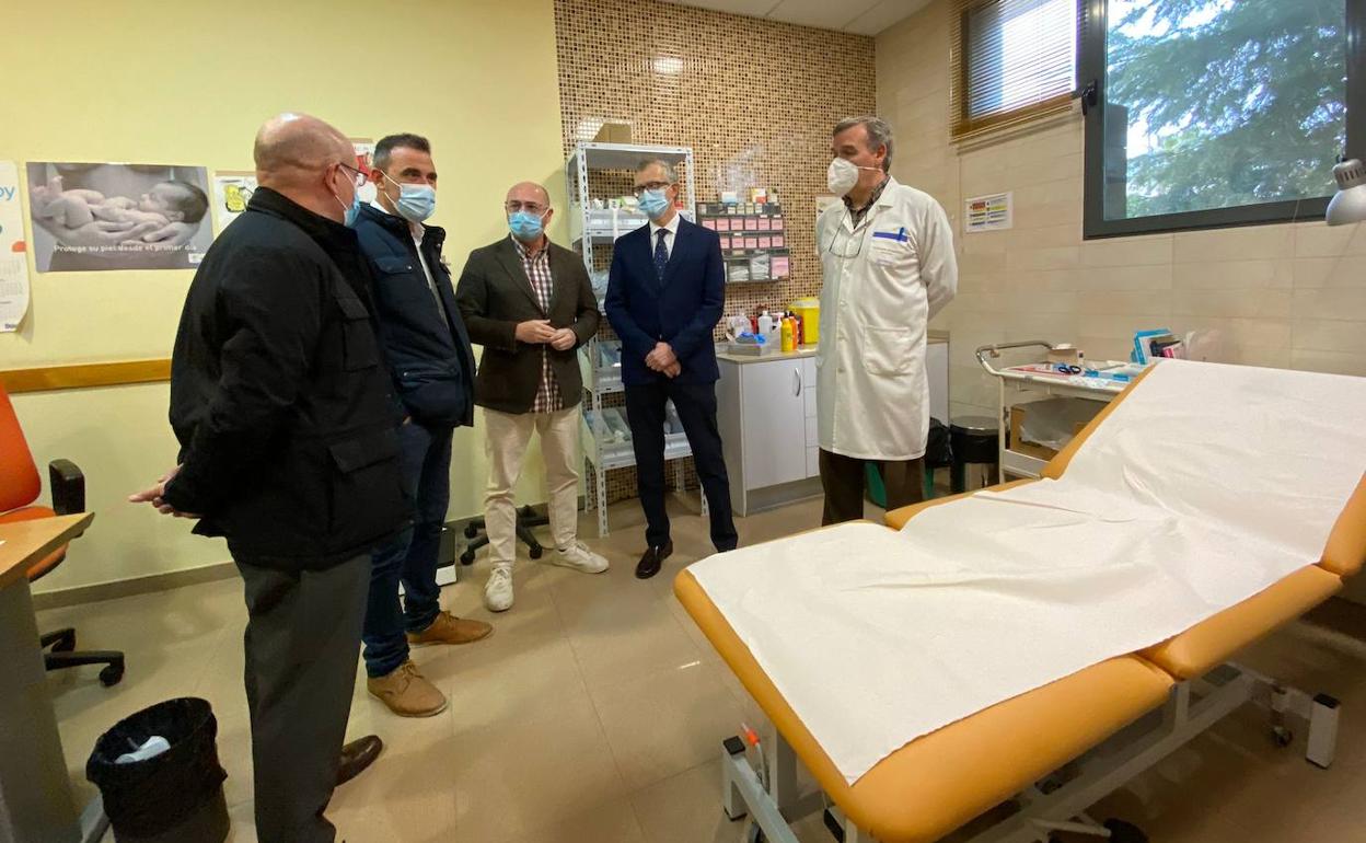 El consejero de Salud, Juan José Pedreño, en la visita al consultorio de Librilla acompañado del alcalde, Tomás Baño.