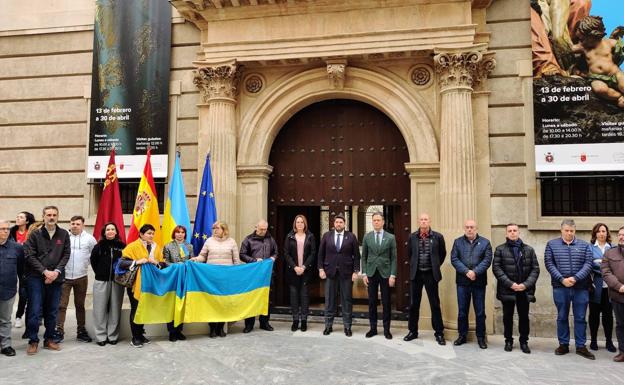 Minute of silence celebrated in front of the Palacio de San Esteban in Murcia. 