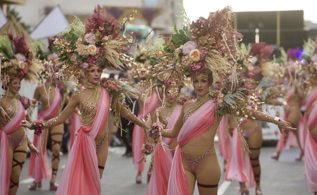 The comparsas gave their best in the last Carnival parade of this year in Cabezo de Torres