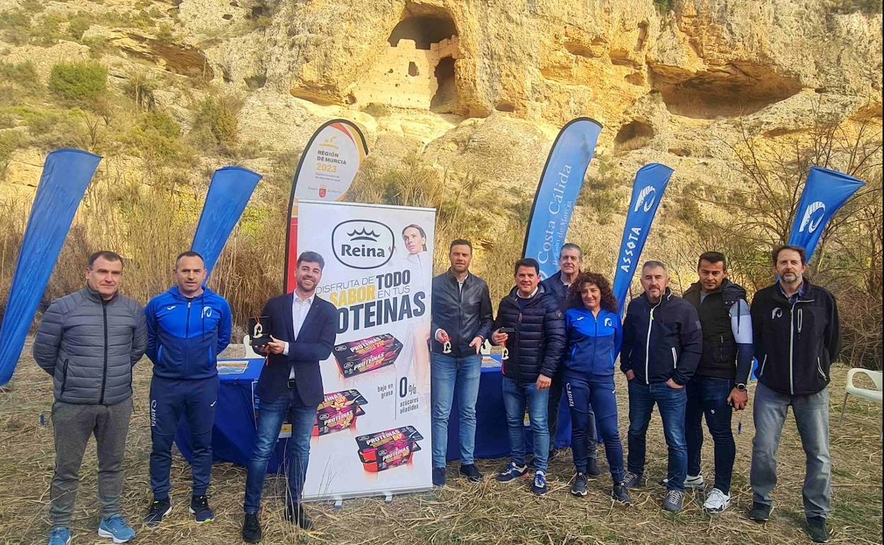 Los organizadores posan junto al alcalde, el Director General de Deportes y el concejal de Deportes. 