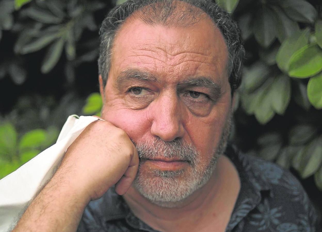 Ángel Haro, pensativo, en una imagen tomada en su casa de Aljucer (Murcia) durante los momentos duros de la pandemia de covid. 