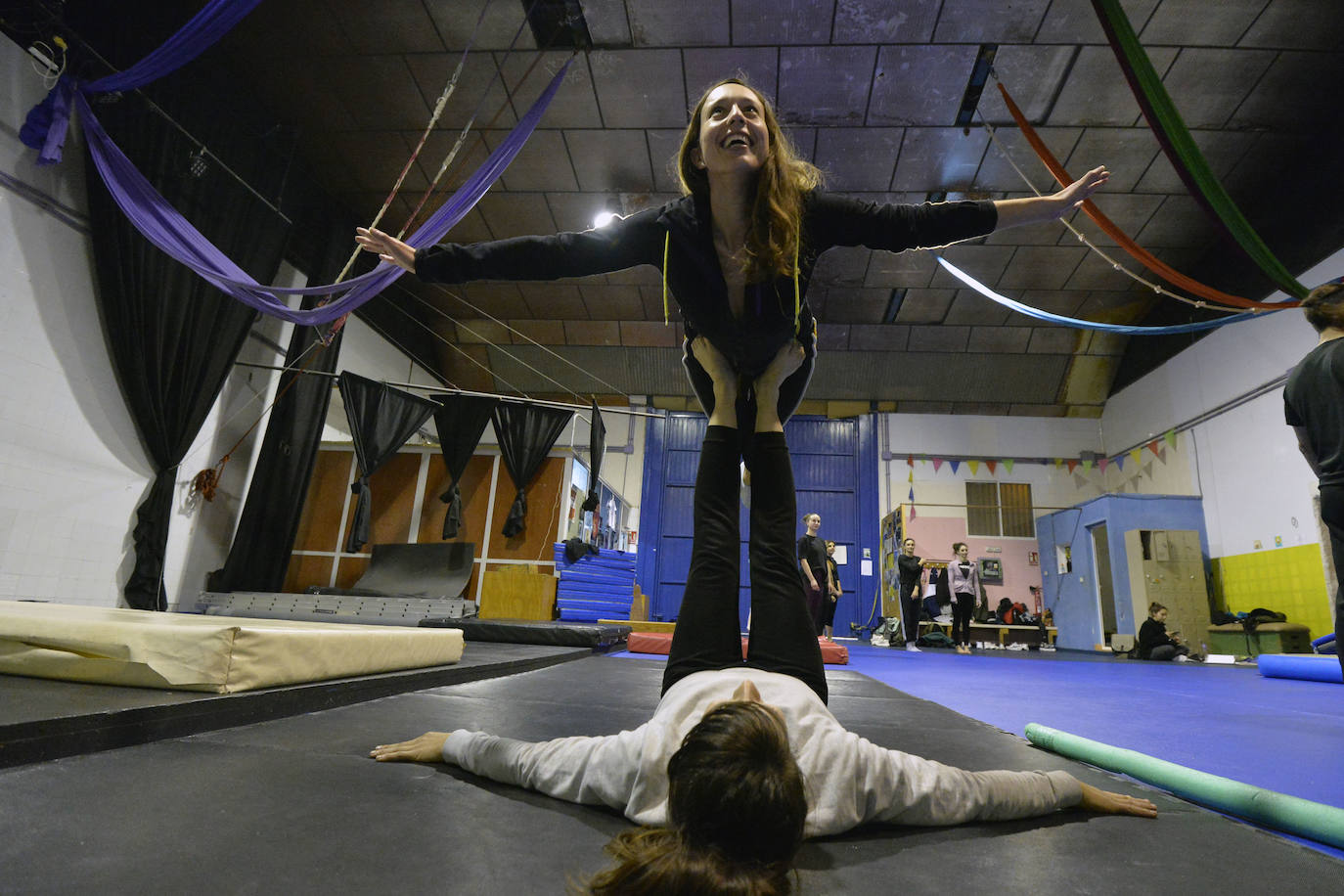 Los seis componentes de UpArte, ensayando uno de los números del espectáculo 'Desprovisto'. 