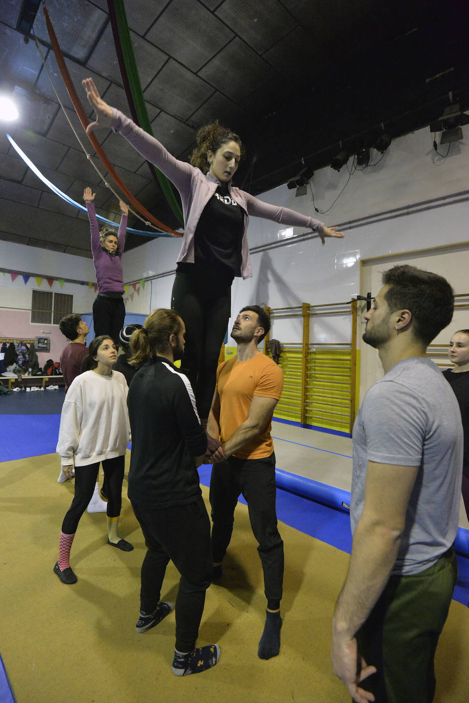 Los seis componentes de UpArte, ensayando uno de los números del espectáculo 'Desprovisto'. 