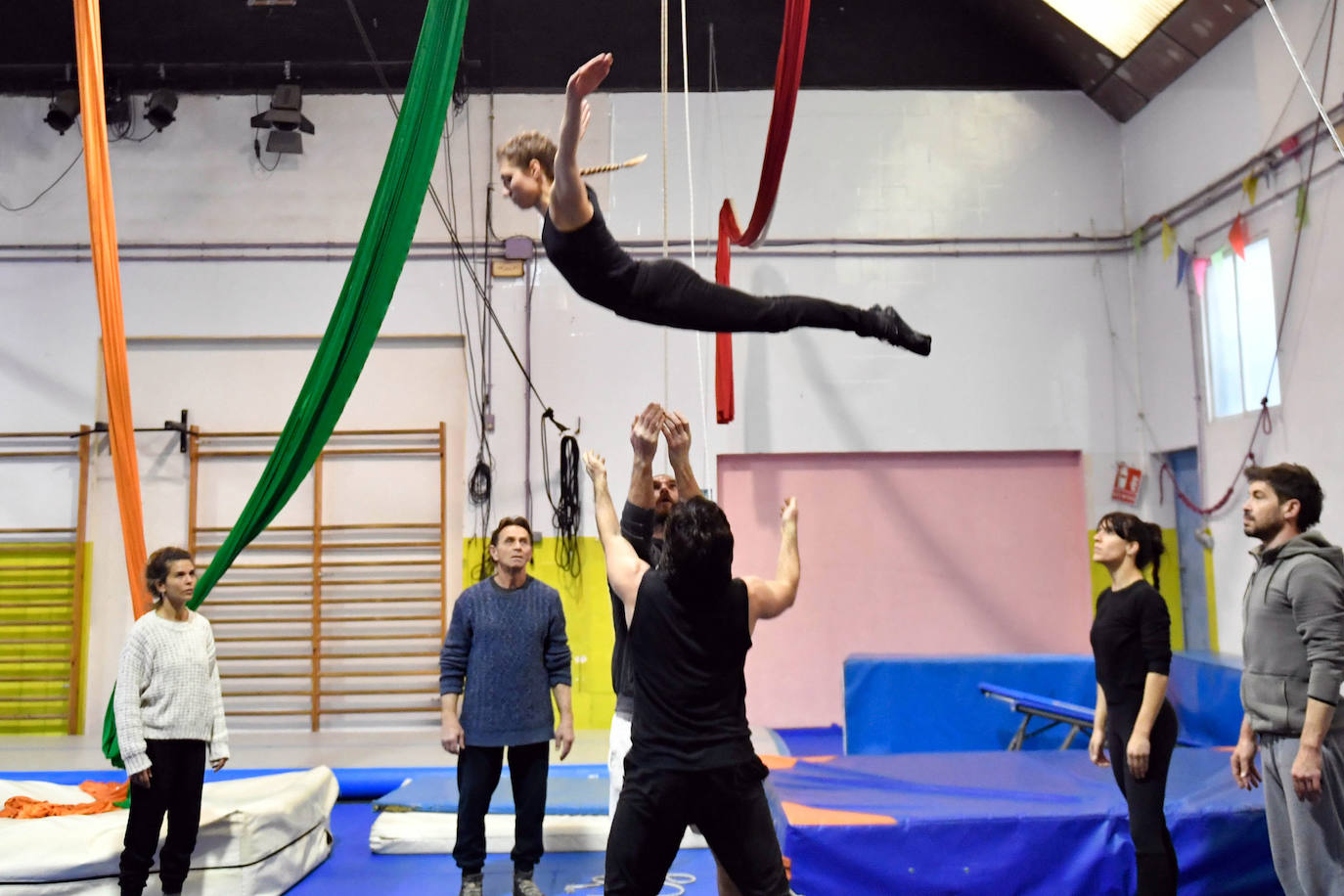 Los seis componentes de UpArte ensayando uno de los números del espectáculo 'Desprovisto'. 