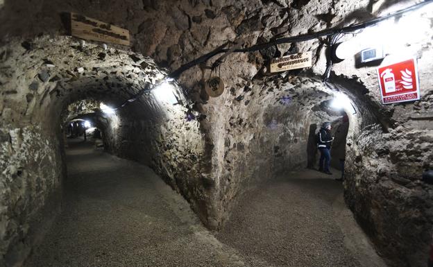 Galería. Clase de geología bajo tierra. Galerías construidas por los mineros y estabilizadas y adaptadas para las visitas que dan acceso al sector norte 'Quien tal pensara', en el que se encuentra el polvorín, y al sector suroeste 'Por si acaso', donde está la geoda.