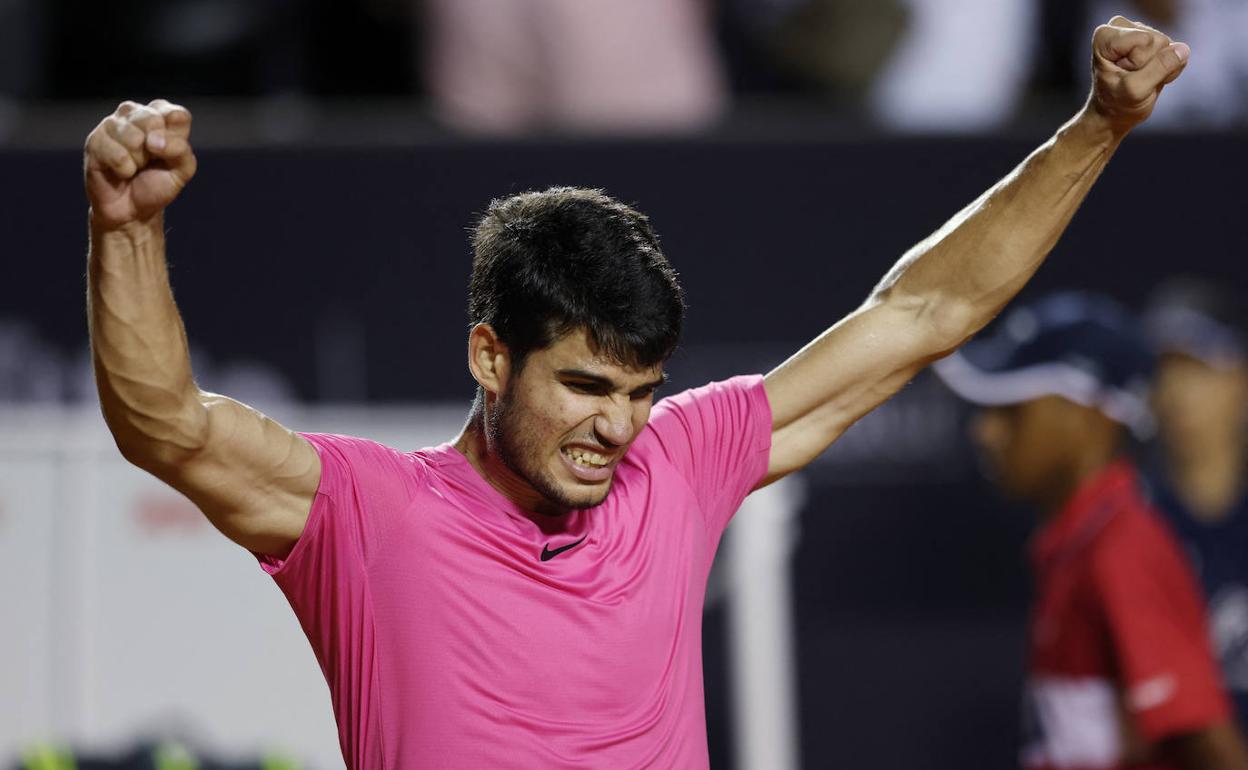 Carlos Alcaraz celebra su victoria en la semifinal del Abierto de Río. 