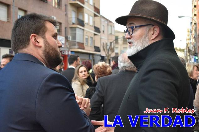 La Gala Festera abrió anoche de par la «prefiesta» de Caravaca. El Moro del Año, José Antonio González Alcázar; la Cristiana del Año, Miriam Castillo Soria; el Caballista del Año, Pedro Salcedo Rodríguez; y la Cofrade del Año, Fina Caro Martínez, recibieron sus respectivos galardones y la familia de José Emilio Martínez Martínez, recientemente fallecido, recibió el cariño de un público entregado que manifestó con su ovación el reconocimiento a una vida entregada para engrandecer la fiesta caravaqueña. La banda de música interpretó, en su honor, la marcha «Amigo Emilio», del compositor Ignacio Sánchez Navarro.