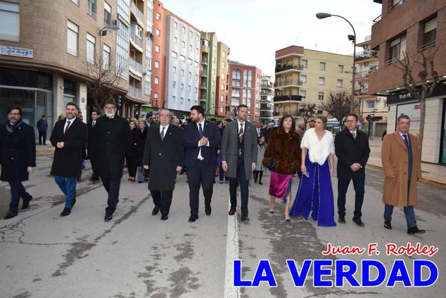 La Gala Festera abrió anoche de par la «prefiesta» de Caravaca. El Moro del Año, José Antonio González Alcázar; la Cristiana del Año, Miriam Castillo Soria; el Caballista del Año, Pedro Salcedo Rodríguez; y la Cofrade del Año, Fina Caro Martínez, recibieron sus respectivos galardones y la familia de José Emilio Martínez Martínez, recientemente fallecido, recibió el cariño de un público entregado que manifestó con su ovación el reconocimiento a una vida entregada para engrandecer la fiesta caravaqueña. La banda de música interpretó, en su honor, la marcha «Amigo Emilio», del compositor Ignacio Sánchez Navarro.
