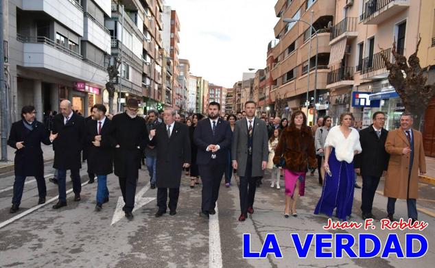 La Gala Festera abrió anoche de par la «prefiesta» de Caravaca. El Moro del Año, José Antonio González Alcázar; la Cristiana del Año, Miriam Castillo Soria; el Caballista del Año, Pedro Salcedo Rodríguez; y la Cofrade del Año, Fina Caro Martínez, recibieron sus respectivos galardones y la familia de José Emilio Martínez Martínez, recientemente fallecido, recibió el cariño de un público entregado que manifestó con su ovación el reconocimiento a una vida entregada para engrandecer la fiesta caravaqueña. La banda de música interpretó, en su honor, la marcha «Amigo Emilio», del compositor Ignacio Sánchez Navarro.