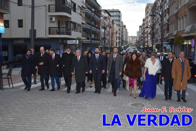 La Gala Festera abrió anoche de par la «prefiesta» de Caravaca. El Moro del Año, José Antonio González Alcázar; la Cristiana del Año, Miriam Castillo Soria; el Caballista del Año, Pedro Salcedo Rodríguez; y la Cofrade del Año, Fina Caro Martínez, recibieron sus respectivos galardones y la familia de José Emilio Martínez Martínez, recientemente fallecido, recibió el cariño de un público entregado que manifestó con su ovación el reconocimiento a una vida entregada para engrandecer la fiesta caravaqueña. La banda de música interpretó, en su honor, la marcha «Amigo Emilio», del compositor Ignacio Sánchez Navarro.