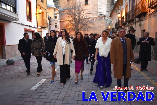 La Gala Festera abrió anoche de par la «prefiesta» de Caravaca. El Moro del Año, José Antonio González Alcázar; la Cristiana del Año, Miriam Castillo Soria; el Caballista del Año, Pedro Salcedo Rodríguez; y la Cofrade del Año, Fina Caro Martínez, recibieron sus respectivos galardones y la familia de José Emilio Martínez Martínez, recientemente fallecido, recibió el cariño de un público entregado que manifestó con su ovación el reconocimiento a una vida entregada para engrandecer la fiesta caravaqueña. La banda de música interpretó, en su honor, la marcha «Amigo Emilio», del compositor Ignacio Sánchez Navarro.