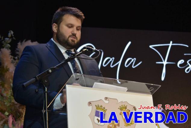 La Gala Festera abrió anoche de par la «prefiesta» de Caravaca. El Moro del Año, José Antonio González Alcázar; la Cristiana del Año, Miriam Castillo Soria; el Caballista del Año, Pedro Salcedo Rodríguez; y la Cofrade del Año, Fina Caro Martínez, recibieron sus respectivos galardones y la familia de José Emilio Martínez Martínez, recientemente fallecido, recibió el cariño de un público entregado que manifestó con su ovación el reconocimiento a una vida entregada para engrandecer la fiesta caravaqueña. La banda de música interpretó, en su honor, la marcha «Amigo Emilio», del compositor Ignacio Sánchez Navarro.