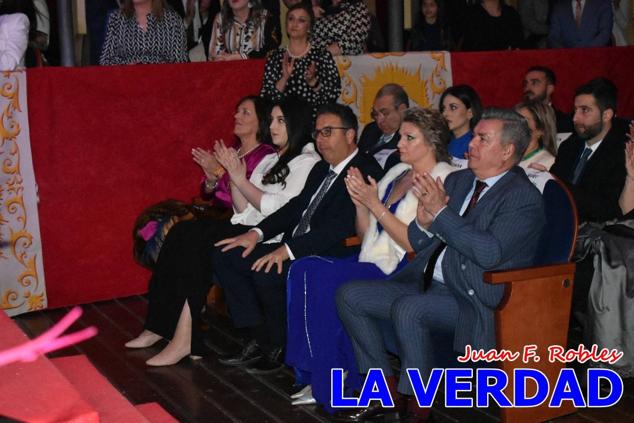 La Gala Festera abrió anoche de par la «prefiesta» de Caravaca. El Moro del Año, José Antonio González Alcázar; la Cristiana del Año, Miriam Castillo Soria; el Caballista del Año, Pedro Salcedo Rodríguez; y la Cofrade del Año, Fina Caro Martínez, recibieron sus respectivos galardones y la familia de José Emilio Martínez Martínez, recientemente fallecido, recibió el cariño de un público entregado que manifestó con su ovación el reconocimiento a una vida entregada para engrandecer la fiesta caravaqueña. La banda de música interpretó, en su honor, la marcha «Amigo Emilio», del compositor Ignacio Sánchez Navarro.