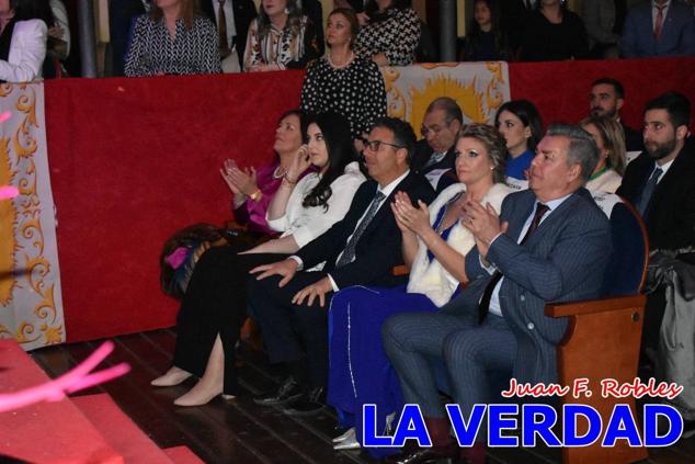 La Gala Festera abrió anoche de par la «prefiesta» de Caravaca. El Moro del Año, José Antonio González Alcázar; la Cristiana del Año, Miriam Castillo Soria; el Caballista del Año, Pedro Salcedo Rodríguez; y la Cofrade del Año, Fina Caro Martínez, recibieron sus respectivos galardones y la familia de José Emilio Martínez Martínez, recientemente fallecido, recibió el cariño de un público entregado que manifestó con su ovación el reconocimiento a una vida entregada para engrandecer la fiesta caravaqueña. La banda de música interpretó, en su honor, la marcha «Amigo Emilio», del compositor Ignacio Sánchez Navarro.
