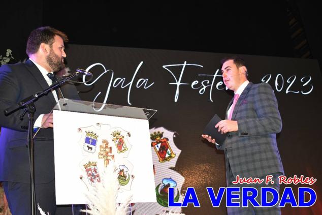 La Gala Festera abrió anoche de par la «prefiesta» de Caravaca. El Moro del Año, José Antonio González Alcázar; la Cristiana del Año, Miriam Castillo Soria; el Caballista del Año, Pedro Salcedo Rodríguez; y la Cofrade del Año, Fina Caro Martínez, recibieron sus respectivos galardones y la familia de José Emilio Martínez Martínez, recientemente fallecido, recibió el cariño de un público entregado que manifestó con su ovación el reconocimiento a una vida entregada para engrandecer la fiesta caravaqueña. La banda de música interpretó, en su honor, la marcha «Amigo Emilio», del compositor Ignacio Sánchez Navarro.