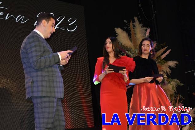 La Gala Festera abrió anoche de par la «prefiesta» de Caravaca. El Moro del Año, José Antonio González Alcázar; la Cristiana del Año, Miriam Castillo Soria; el Caballista del Año, Pedro Salcedo Rodríguez; y la Cofrade del Año, Fina Caro Martínez, recibieron sus respectivos galardones y la familia de José Emilio Martínez Martínez, recientemente fallecido, recibió el cariño de un público entregado que manifestó con su ovación el reconocimiento a una vida entregada para engrandecer la fiesta caravaqueña. La banda de música interpretó, en su honor, la marcha «Amigo Emilio», del compositor Ignacio Sánchez Navarro.