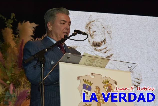 La Gala Festera abrió anoche de par la «prefiesta» de Caravaca. El Moro del Año, José Antonio González Alcázar; la Cristiana del Año, Miriam Castillo Soria; el Caballista del Año, Pedro Salcedo Rodríguez; y la Cofrade del Año, Fina Caro Martínez, recibieron sus respectivos galardones y la familia de José Emilio Martínez Martínez, recientemente fallecido, recibió el cariño de un público entregado que manifestó con su ovación el reconocimiento a una vida entregada para engrandecer la fiesta caravaqueña. La banda de música interpretó, en su honor, la marcha «Amigo Emilio», del compositor Ignacio Sánchez Navarro.