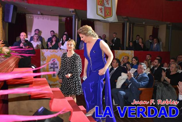 La Gala Festera abrió anoche de par la «prefiesta» de Caravaca. El Moro del Año, José Antonio González Alcázar; la Cristiana del Año, Miriam Castillo Soria; el Caballista del Año, Pedro Salcedo Rodríguez; y la Cofrade del Año, Fina Caro Martínez, recibieron sus respectivos galardones y la familia de José Emilio Martínez Martínez, recientemente fallecido, recibió el cariño de un público entregado que manifestó con su ovación el reconocimiento a una vida entregada para engrandecer la fiesta caravaqueña. La banda de música interpretó, en su honor, la marcha «Amigo Emilio», del compositor Ignacio Sánchez Navarro.