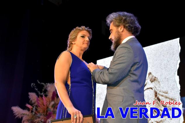 La Gala Festera abrió anoche de par la «prefiesta» de Caravaca. El Moro del Año, José Antonio González Alcázar; la Cristiana del Año, Miriam Castillo Soria; el Caballista del Año, Pedro Salcedo Rodríguez; y la Cofrade del Año, Fina Caro Martínez, recibieron sus respectivos galardones y la familia de José Emilio Martínez Martínez, recientemente fallecido, recibió el cariño de un público entregado que manifestó con su ovación el reconocimiento a una vida entregada para engrandecer la fiesta caravaqueña. La banda de música interpretó, en su honor, la marcha «Amigo Emilio», del compositor Ignacio Sánchez Navarro.
