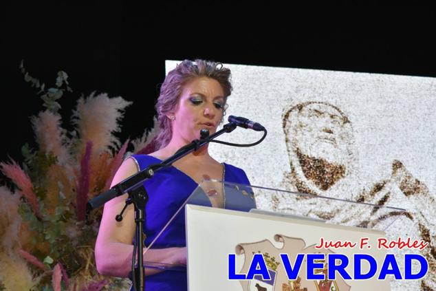 La Gala Festera abrió anoche de par la «prefiesta» de Caravaca. El Moro del Año, José Antonio González Alcázar; la Cristiana del Año, Miriam Castillo Soria; el Caballista del Año, Pedro Salcedo Rodríguez; y la Cofrade del Año, Fina Caro Martínez, recibieron sus respectivos galardones y la familia de José Emilio Martínez Martínez, recientemente fallecido, recibió el cariño de un público entregado que manifestó con su ovación el reconocimiento a una vida entregada para engrandecer la fiesta caravaqueña. La banda de música interpretó, en su honor, la marcha «Amigo Emilio», del compositor Ignacio Sánchez Navarro.