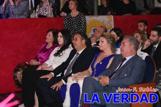 La Gala Festera abrió anoche de par la «prefiesta» de Caravaca. El Moro del Año, José Antonio González Alcázar; la Cristiana del Año, Miriam Castillo Soria; el Caballista del Año, Pedro Salcedo Rodríguez; y la Cofrade del Año, Fina Caro Martínez, recibieron sus respectivos galardones y la familia de José Emilio Martínez Martínez, recientemente fallecido, recibió el cariño de un público entregado que manifestó con su ovación el reconocimiento a una vida entregada para engrandecer la fiesta caravaqueña. La banda de música interpretó, en su honor, la marcha «Amigo Emilio», del compositor Ignacio Sánchez Navarro.