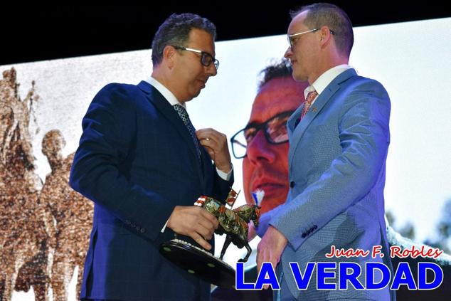 La Gala Festera abrió anoche de par la «prefiesta» de Caravaca. El Moro del Año, José Antonio González Alcázar; la Cristiana del Año, Miriam Castillo Soria; el Caballista del Año, Pedro Salcedo Rodríguez; y la Cofrade del Año, Fina Caro Martínez, recibieron sus respectivos galardones y la familia de José Emilio Martínez Martínez, recientemente fallecido, recibió el cariño de un público entregado que manifestó con su ovación el reconocimiento a una vida entregada para engrandecer la fiesta caravaqueña. La banda de música interpretó, en su honor, la marcha «Amigo Emilio», del compositor Ignacio Sánchez Navarro.
