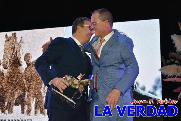 La Gala Festera abrió anoche de par la «prefiesta» de Caravaca. El Moro del Año, José Antonio González Alcázar; la Cristiana del Año, Miriam Castillo Soria; el Caballista del Año, Pedro Salcedo Rodríguez; y la Cofrade del Año, Fina Caro Martínez, recibieron sus respectivos galardones y la familia de José Emilio Martínez Martínez, recientemente fallecido, recibió el cariño de un público entregado que manifestó con su ovación el reconocimiento a una vida entregada para engrandecer la fiesta caravaqueña. La banda de música interpretó, en su honor, la marcha «Amigo Emilio», del compositor Ignacio Sánchez Navarro.