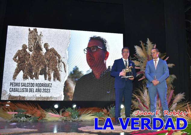 La Gala Festera abrió anoche de par la «prefiesta» de Caravaca. El Moro del Año, José Antonio González Alcázar; la Cristiana del Año, Miriam Castillo Soria; el Caballista del Año, Pedro Salcedo Rodríguez; y la Cofrade del Año, Fina Caro Martínez, recibieron sus respectivos galardones y la familia de José Emilio Martínez Martínez, recientemente fallecido, recibió el cariño de un público entregado que manifestó con su ovación el reconocimiento a una vida entregada para engrandecer la fiesta caravaqueña. La banda de música interpretó, en su honor, la marcha «Amigo Emilio», del compositor Ignacio Sánchez Navarro.
