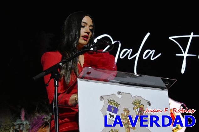 La Gala Festera abrió anoche de par la «prefiesta» de Caravaca. El Moro del Año, José Antonio González Alcázar; la Cristiana del Año, Miriam Castillo Soria; el Caballista del Año, Pedro Salcedo Rodríguez; y la Cofrade del Año, Fina Caro Martínez, recibieron sus respectivos galardones y la familia de José Emilio Martínez Martínez, recientemente fallecido, recibió el cariño de un público entregado que manifestó con su ovación el reconocimiento a una vida entregada para engrandecer la fiesta caravaqueña. La banda de música interpretó, en su honor, la marcha «Amigo Emilio», del compositor Ignacio Sánchez Navarro.