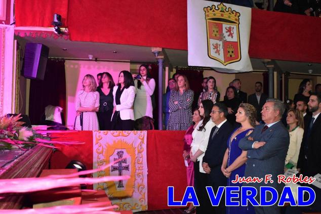 La Gala Festera abrió anoche de par la «prefiesta» de Caravaca. El Moro del Año, José Antonio González Alcázar; la Cristiana del Año, Miriam Castillo Soria; el Caballista del Año, Pedro Salcedo Rodríguez; y la Cofrade del Año, Fina Caro Martínez, recibieron sus respectivos galardones y la familia de José Emilio Martínez Martínez, recientemente fallecido, recibió el cariño de un público entregado que manifestó con su ovación el reconocimiento a una vida entregada para engrandecer la fiesta caravaqueña. La banda de música interpretó, en su honor, la marcha «Amigo Emilio», del compositor Ignacio Sánchez Navarro.