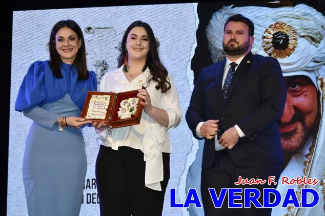 La Gala Festera abrió anoche de par la «prefiesta» de Caravaca. El Moro del Año, José Antonio González Alcázar; la Cristiana del Año, Miriam Castillo Soria; el Caballista del Año, Pedro Salcedo Rodríguez; y la Cofrade del Año, Fina Caro Martínez, recibieron sus respectivos galardones y la familia de José Emilio Martínez Martínez, recientemente fallecido, recibió el cariño de un público entregado que manifestó con su ovación el reconocimiento a una vida entregada para engrandecer la fiesta caravaqueña. La banda de música interpretó, en su honor, la marcha «Amigo Emilio», del compositor Ignacio Sánchez Navarro.