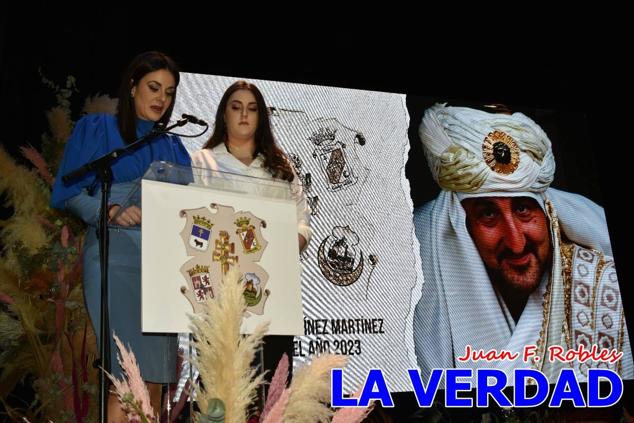La Gala Festera abrió anoche de par la «prefiesta» de Caravaca. El Moro del Año, José Antonio González Alcázar; la Cristiana del Año, Miriam Castillo Soria; el Caballista del Año, Pedro Salcedo Rodríguez; y la Cofrade del Año, Fina Caro Martínez, recibieron sus respectivos galardones y la familia de José Emilio Martínez Martínez, recientemente fallecido, recibió el cariño de un público entregado que manifestó con su ovación el reconocimiento a una vida entregada para engrandecer la fiesta caravaqueña. La banda de música interpretó, en su honor, la marcha «Amigo Emilio», del compositor Ignacio Sánchez Navarro.