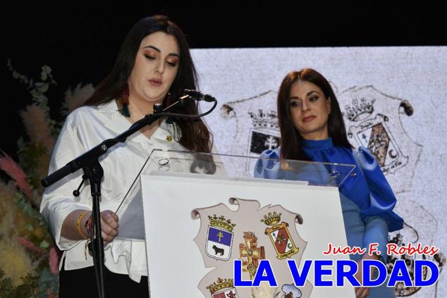 La Gala Festera abrió anoche de par la «prefiesta» de Caravaca. El Moro del Año, José Antonio González Alcázar; la Cristiana del Año, Miriam Castillo Soria; el Caballista del Año, Pedro Salcedo Rodríguez; y la Cofrade del Año, Fina Caro Martínez, recibieron sus respectivos galardones y la familia de José Emilio Martínez Martínez, recientemente fallecido, recibió el cariño de un público entregado que manifestó con su ovación el reconocimiento a una vida entregada para engrandecer la fiesta caravaqueña. La banda de música interpretó, en su honor, la marcha «Amigo Emilio», del compositor Ignacio Sánchez Navarro.