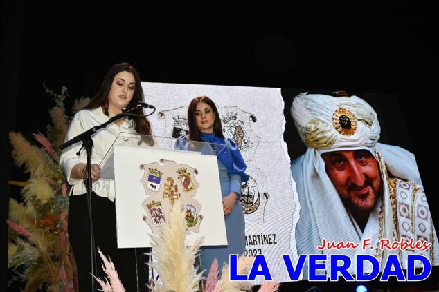 La Gala Festera abrió anoche de par la «prefiesta» de Caravaca. El Moro del Año, José Antonio González Alcázar; la Cristiana del Año, Miriam Castillo Soria; el Caballista del Año, Pedro Salcedo Rodríguez; y la Cofrade del Año, Fina Caro Martínez, recibieron sus respectivos galardones y la familia de José Emilio Martínez Martínez, recientemente fallecido, recibió el cariño de un público entregado que manifestó con su ovación el reconocimiento a una vida entregada para engrandecer la fiesta caravaqueña. La banda de música interpretó, en su honor, la marcha «Amigo Emilio», del compositor Ignacio Sánchez Navarro.