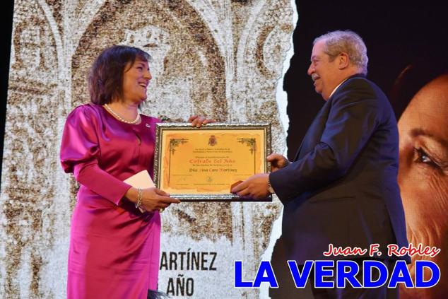 La Gala Festera abrió anoche de par la «prefiesta» de Caravaca. El Moro del Año, José Antonio González Alcázar; la Cristiana del Año, Miriam Castillo Soria; el Caballista del Año, Pedro Salcedo Rodríguez; y la Cofrade del Año, Fina Caro Martínez, recibieron sus respectivos galardones y la familia de José Emilio Martínez Martínez, recientemente fallecido, recibió el cariño de un público entregado que manifestó con su ovación el reconocimiento a una vida entregada para engrandecer la fiesta caravaqueña. La banda de música interpretó, en su honor, la marcha «Amigo Emilio», del compositor Ignacio Sánchez Navarro.