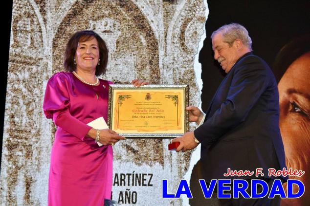 La Gala Festera abrió anoche de par la «prefiesta» de Caravaca. El Moro del Año, José Antonio González Alcázar; la Cristiana del Año, Miriam Castillo Soria; el Caballista del Año, Pedro Salcedo Rodríguez; y la Cofrade del Año, Fina Caro Martínez, recibieron sus respectivos galardones y la familia de José Emilio Martínez Martínez, recientemente fallecido, recibió el cariño de un público entregado que manifestó con su ovación el reconocimiento a una vida entregada para engrandecer la fiesta caravaqueña. La banda de música interpretó, en su honor, la marcha «Amigo Emilio», del compositor Ignacio Sánchez Navarro.
