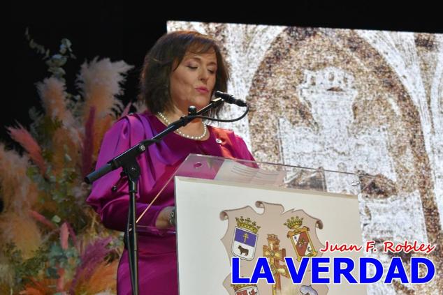 La Gala Festera abrió anoche de par la «prefiesta» de Caravaca. El Moro del Año, José Antonio González Alcázar; la Cristiana del Año, Miriam Castillo Soria; el Caballista del Año, Pedro Salcedo Rodríguez; y la Cofrade del Año, Fina Caro Martínez, recibieron sus respectivos galardones y la familia de José Emilio Martínez Martínez, recientemente fallecido, recibió el cariño de un público entregado que manifestó con su ovación el reconocimiento a una vida entregada para engrandecer la fiesta caravaqueña. La banda de música interpretó, en su honor, la marcha «Amigo Emilio», del compositor Ignacio Sánchez Navarro.