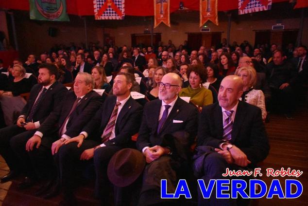 La Gala Festera abrió anoche de par la «prefiesta» de Caravaca. El Moro del Año, José Antonio González Alcázar; la Cristiana del Año, Miriam Castillo Soria; el Caballista del Año, Pedro Salcedo Rodríguez; y la Cofrade del Año, Fina Caro Martínez, recibieron sus respectivos galardones y la familia de José Emilio Martínez Martínez, recientemente fallecido, recibió el cariño de un público entregado que manifestó con su ovación el reconocimiento a una vida entregada para engrandecer la fiesta caravaqueña. La banda de música interpretó, en su honor, la marcha «Amigo Emilio», del compositor Ignacio Sánchez Navarro.