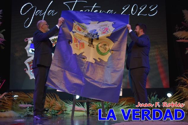 La Gala Festera abrió anoche de par la «prefiesta» de Caravaca. El Moro del Año, José Antonio González Alcázar; la Cristiana del Año, Miriam Castillo Soria; el Caballista del Año, Pedro Salcedo Rodríguez; y la Cofrade del Año, Fina Caro Martínez, recibieron sus respectivos galardones y la familia de José Emilio Martínez Martínez, recientemente fallecido, recibió el cariño de un público entregado que manifestó con su ovación el reconocimiento a una vida entregada para engrandecer la fiesta caravaqueña. La banda de música interpretó, en su honor, la marcha «Amigo Emilio», del compositor Ignacio Sánchez Navarro.
