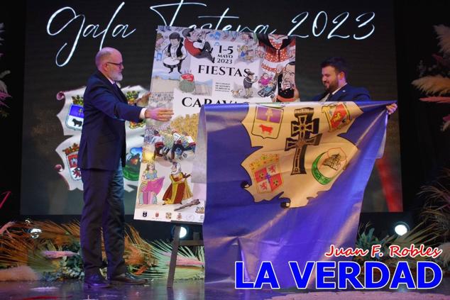 La Gala Festera abrió anoche de par la «prefiesta» de Caravaca. El Moro del Año, José Antonio González Alcázar; la Cristiana del Año, Miriam Castillo Soria; el Caballista del Año, Pedro Salcedo Rodríguez; y la Cofrade del Año, Fina Caro Martínez, recibieron sus respectivos galardones y la familia de José Emilio Martínez Martínez, recientemente fallecido, recibió el cariño de un público entregado que manifestó con su ovación el reconocimiento a una vida entregada para engrandecer la fiesta caravaqueña. La banda de música interpretó, en su honor, la marcha «Amigo Emilio», del compositor Ignacio Sánchez Navarro.